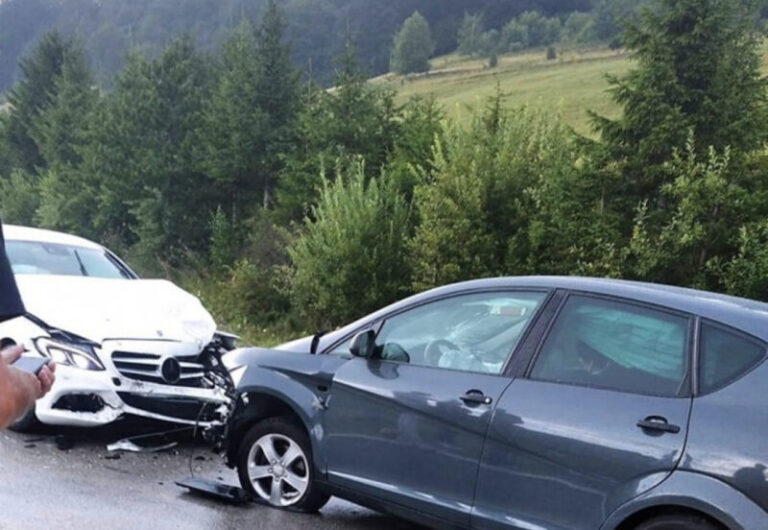 Teška saobraćajna nesreća u BiH: Učestvovala tri automobila, jedan završio na krovu 