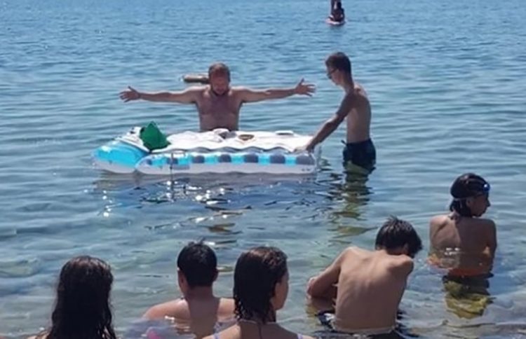 Svećenik održao misu u moru u kupaćim gaćama, dušek mu je bio oltar (FOTO)