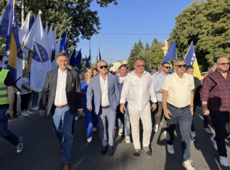 Kasumović, Nikšić, Radončić i Bećirović stigli na proteste ispred OHR-a