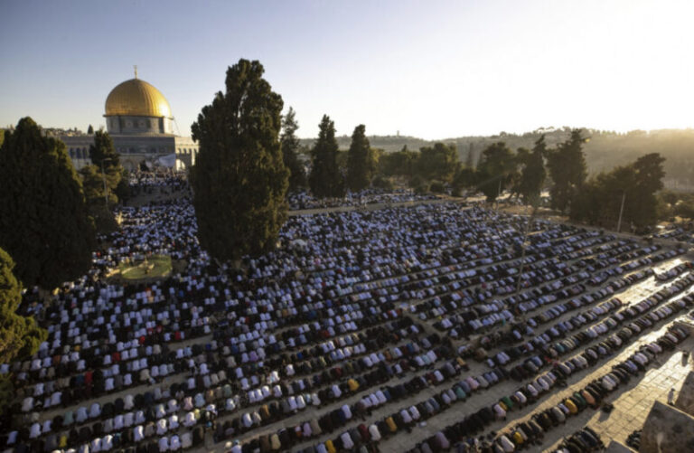  Bajram-namaz u Al-Aksi klanjalo blizu 150.000 vjernika