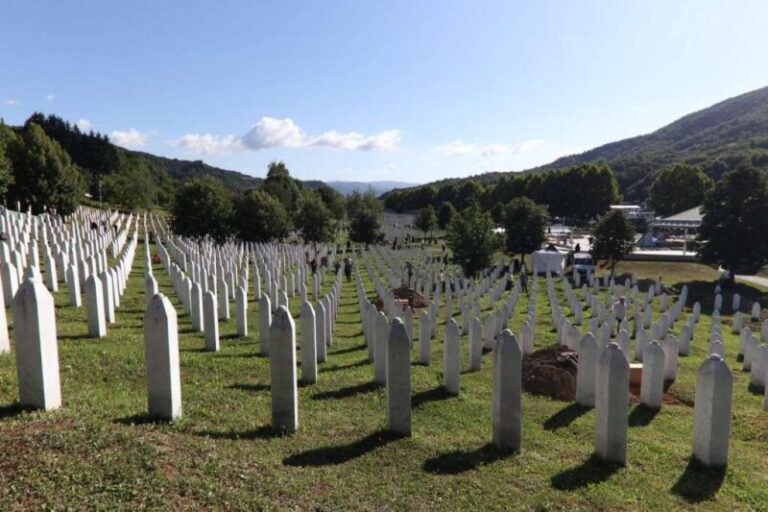 U više bh. gradova u 12 sati oglasit će se sirene u znak sjećanja na žrtve genocida u Srebrenici