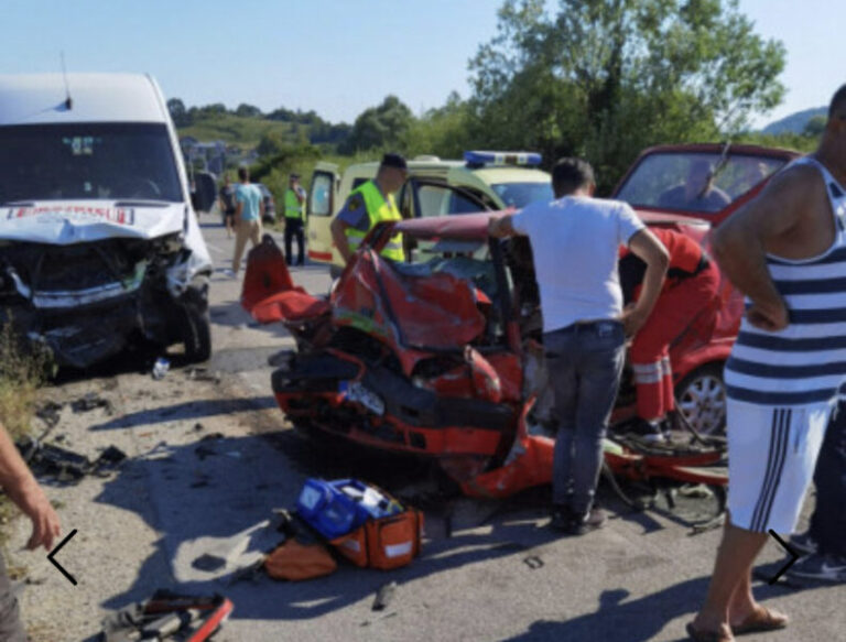 TRAGEDIJA: Nakon stravične saobraćajne nesreće preminuo vozač Golfa