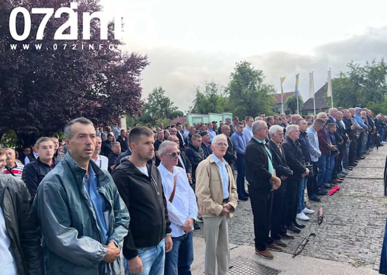 Bajram dođe, mirišu avlije: Brojni vjernici u Zenici klanjali bajram-namaz (FOTO)