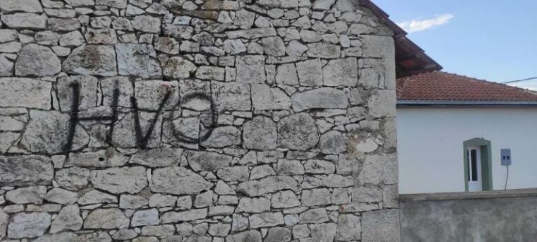 BAJRAMSKO JUTRO U NEUMU: Uz mesdžid osvanuli prijeteći grafiti, skinuta zastava IZBIH