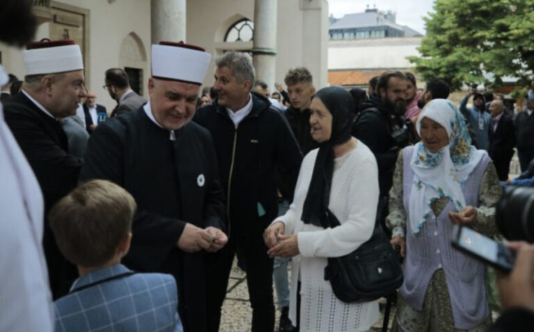 Reisu-l-ulema Kavazović dijelio bajramluk ispred Begove džamije