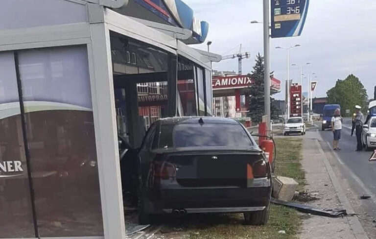  U BIH: BMW završio u kafiću benzinske pumpe 