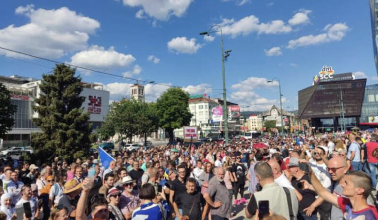 Protest u Sarajevu, građani ispred Parlamenta uzvikuju: “Lopovi, lopovi”