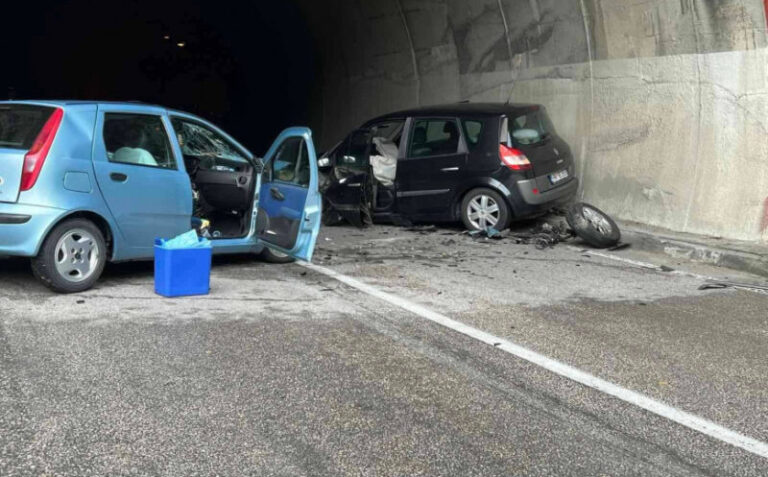 Saobraćajna nesreća u tunelu: Automobili uništeni, ima povrijeđenih