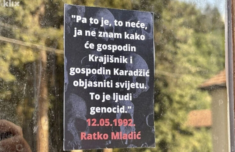 Plakat s Mladićevim citatom na Srpskom centru kulture u Srebrenici: To je, ljudi, genocid