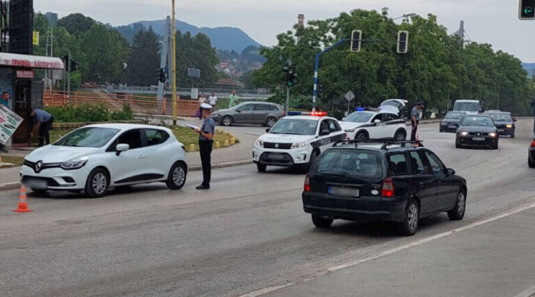 Teška nesreća u Zavidovićima, automobil udario pješaka