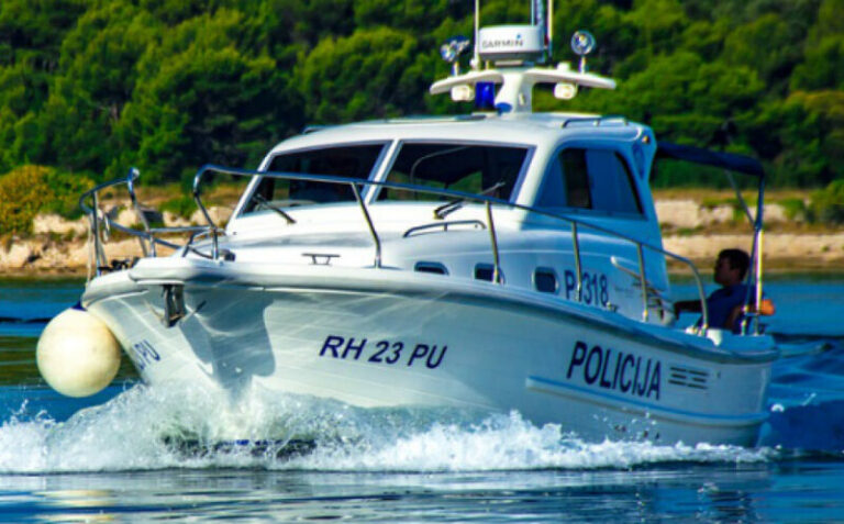 Ženi na plaži pao kamen na glavu: Zadobila teške povrede, prebačena u bolnicu