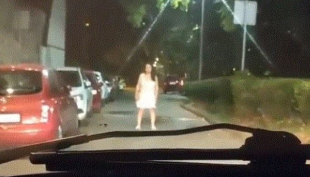 Jeziv snimak: Žena usred noći u spavaćici iskočila ispred automobila, vozač ostao u šoku