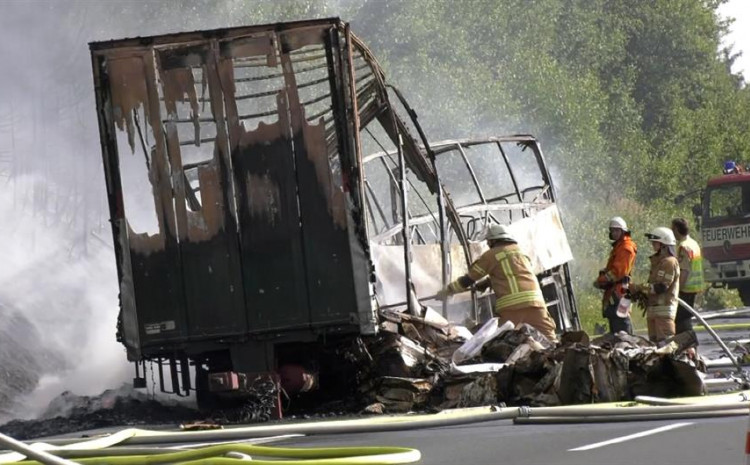 Autobus skliznuo sa planinskog puta u klisuru: Poginulo 16 osoba
