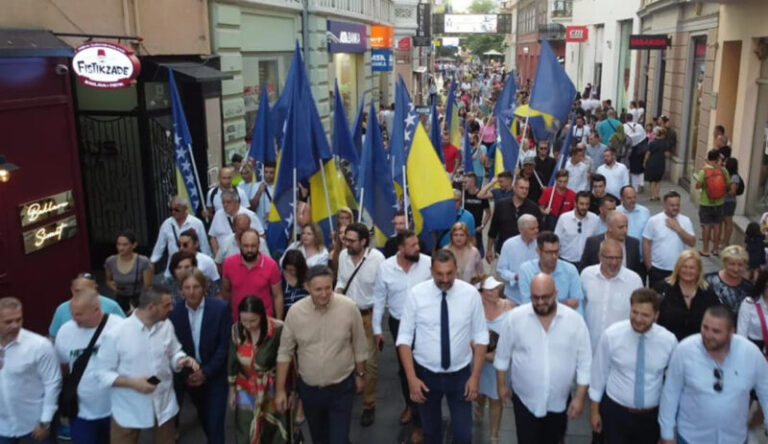 Bećirović prošetao ulicama Sarajeva: Ljudi su umorni od političara čiji je jedini rezultat prebrojavanje ljudi i širenje straha