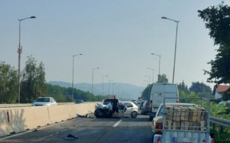 U stravičnoj nesreći poginula žena za volanom Škode