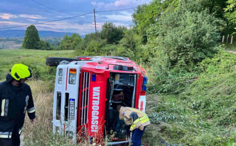 I njima se to događa: Prevrnulo se vatrogasno vozilo  