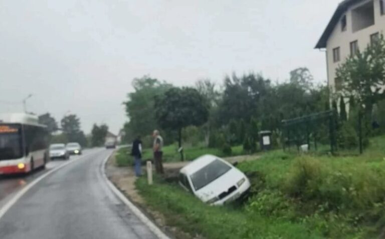 Automobil završio u kanalu pored magistralnog puta 