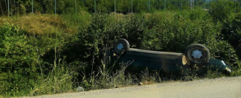 Nesreća u Zavidovićima: Passat završio na krovu