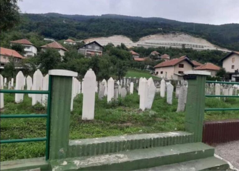 SRAMOTAN SLUČAJ U ZENICI: Nakon pijanke ukradena kapija sa šehidskog mezarja