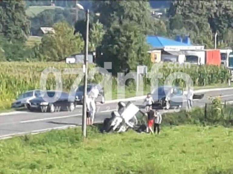 NESREĆA NA M-17: Sudar dva automobila, od siline udara jedan završio na krovu