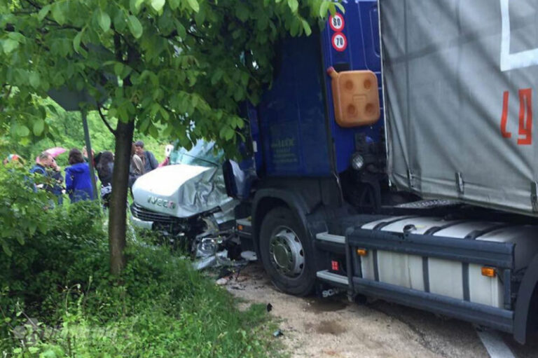 Kamion sletio s puta i udario ljude na roštiljadi: Dvije osobe poginule, više povrijeđenih 