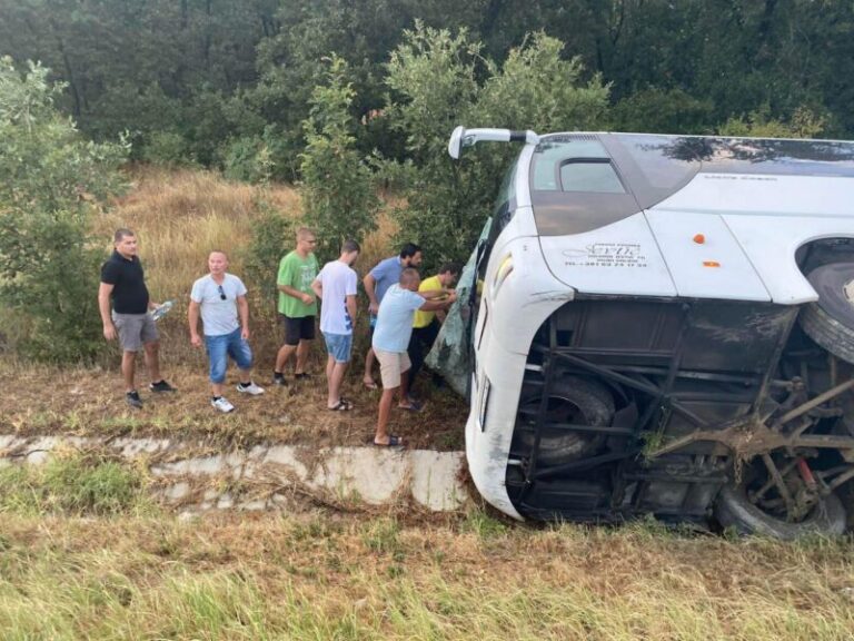 NAKON PREVRTANJA AUTOBUSA: Jedno dijete povrijeđeno, vozaču amputirana noga