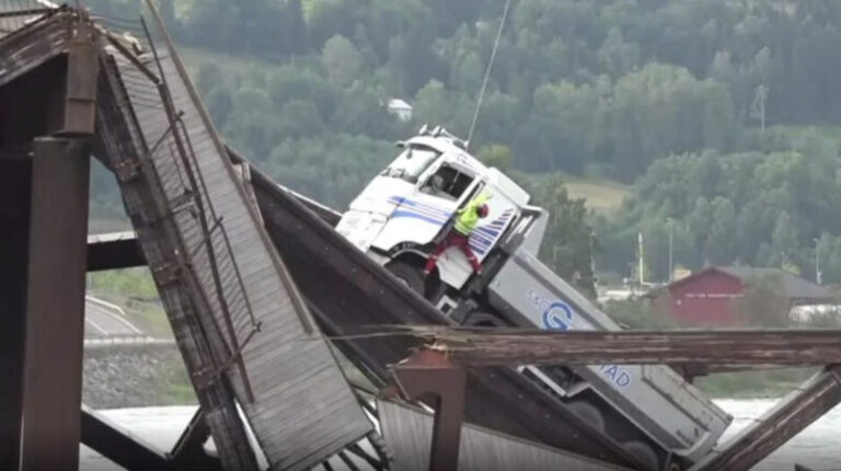 Vozači spašeni pomoću helikoptera nakon urušavanja mosta (VIDEO)