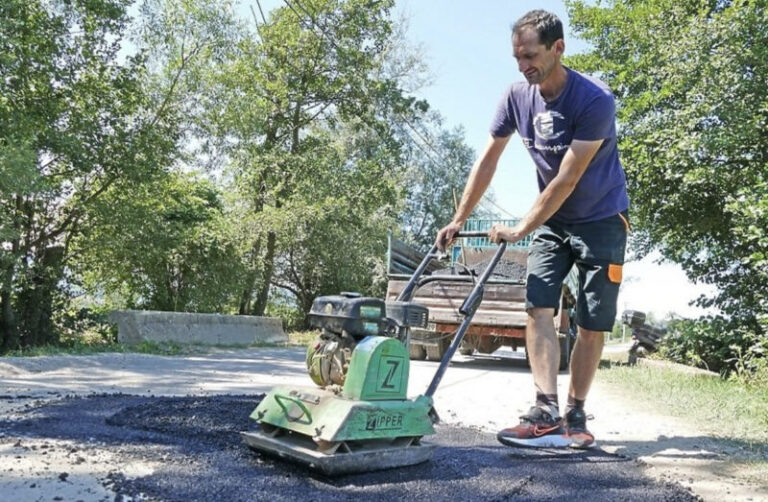 Bugojanac sam asfaltira rupe na putu: Kada neće nadležni, hoću ja