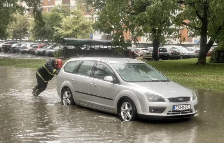 NEVRIJEME U BIH: Jak pljusak potopio ulicu, automobili ostali zaglavljeni (VIDEO)