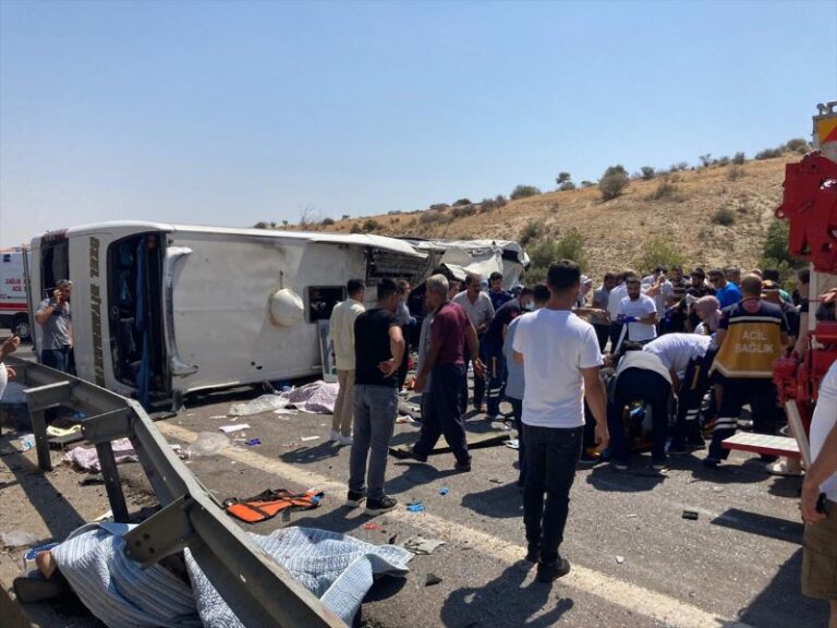 STRAVIČNA NESREĆA NA AUTOPUTU: Poginulo 15, povrijeđene 22 osobe