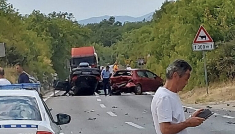 TEŠKA NESREĆA U BIH: Četiri osobe povrijeđene, automobil završio na krovu 