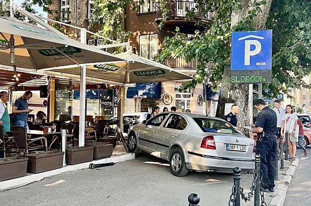 Automobil se zabio u baštu kafića na Baščaršiji, jedna osoba povrijeđena