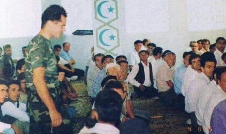 Na današnji dan rahmetli Izet Nanić klanjao džumu namaz u gradskoj džamiji u Bužimu