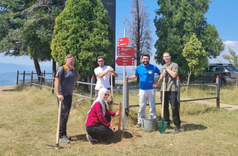 Postavljeni stubovi sa smjerokazima na stazama na Smetovima