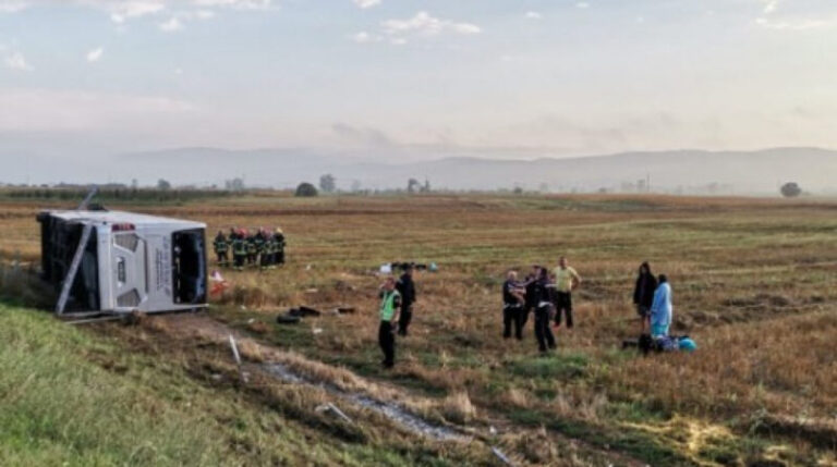 Jedna osoba preminula, 22 prevezene u bolnicu nakon prevrtanja autobusa