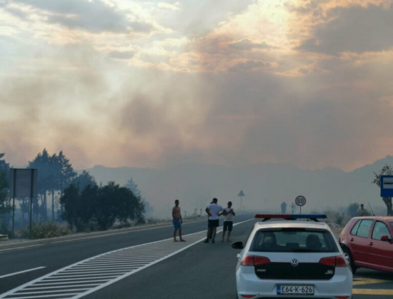 Haos kod Neuma: Buknuo požar, blokiran saobraćaj, kolona automobila 2 kilometra