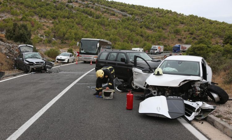 Sudar tri automobila na magistrali, jedna osoba poginula