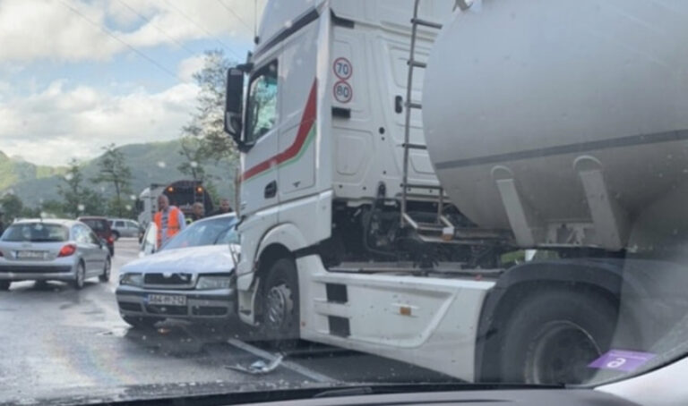 Stravična nesreća na M-17: 20-godišnjak preminuo nakon sudara sa cisternom (FOTO)