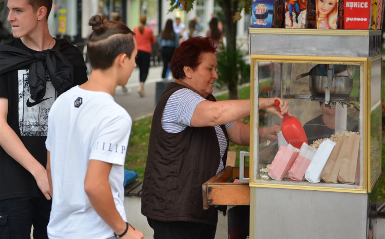 Omiljena prodavačica kokica zbog bolesti prestala raditi: Prvi dan zaradila samo 2 KM, ali nije odustajala