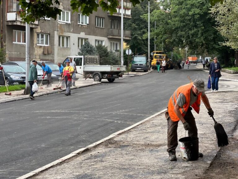 Asfaltirane pješačke staze i ugrađen prvi sloj asfalta u ulici Armije BiH u naselju Meokušnice 