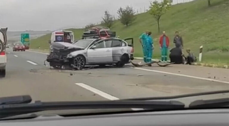 Težak sudar na auto-putu: Dio automobila smrskan, Hitna pomoć na licu mjesta