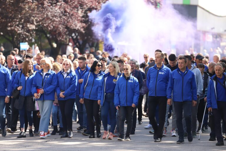 Stotine građana na šetnji BHI – KF poručilo: Promijenimo ih, dosta je više!