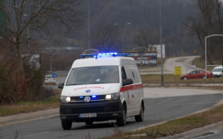 Stravična nesreća u BiH: Dijete zadobilo povrede opasne po život nakon udara četverotočkaša u betonski stub 