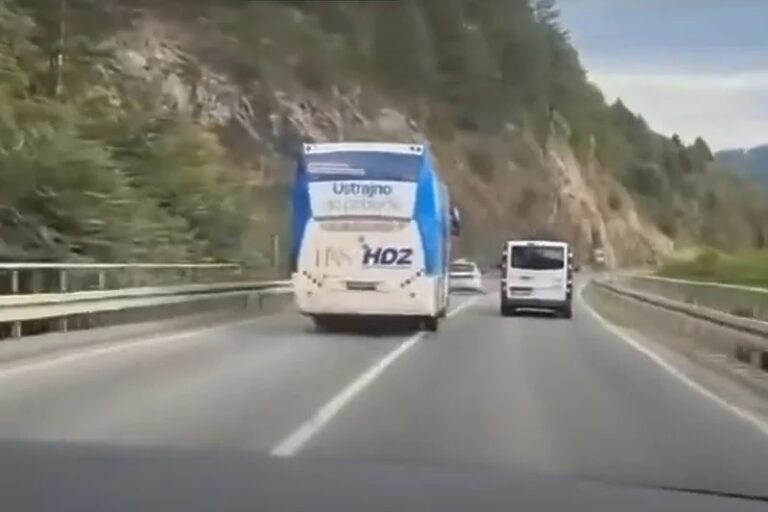 ŽEPČE: Predizborni autobus HDZ-a pod policijskom pratnjom preticao preko pune linije