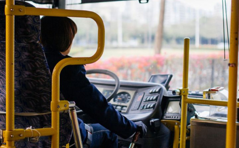 Žena rodila sina u autobusu, dječak dobio besplatne vožnje do 18. godine