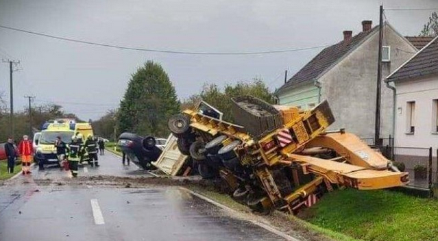 Automoilom preticao kamion, uletio u “makazice” i završio na krovu