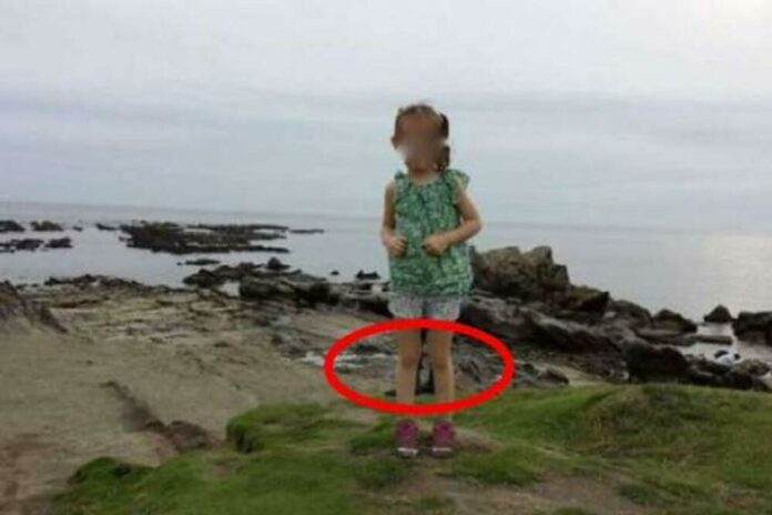Fotografirao kćerku na odmoru, a onda je zumirao sliku: Šokirao se kada je vidio šta se nalazi iza nje