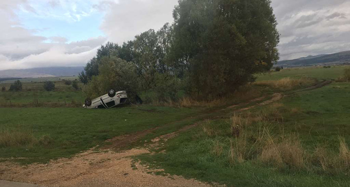 Vozio brzo i izletio s ceste: Golf  završio na krovu, a vozač u Domu zdravlja