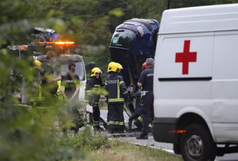 Mladić poginuo vraćajući se iz provoda: Za vrijeme uviđaja novi udes, 5 osoba završilo u bolnici