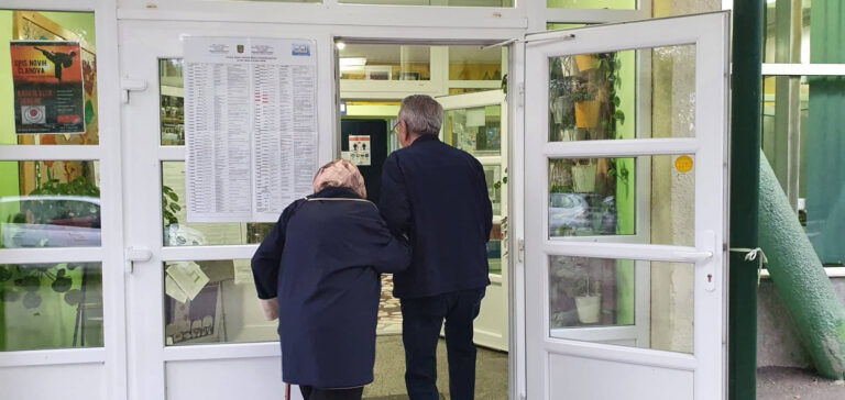 Pozitivna slika s birališta u BiH: Nana i dedo svojim primjerom poslali poruku mladima ￼